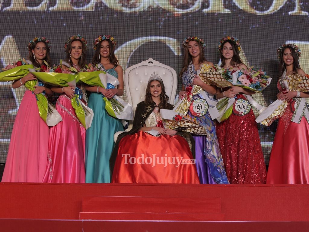 Tamara Navarro junto a su corte