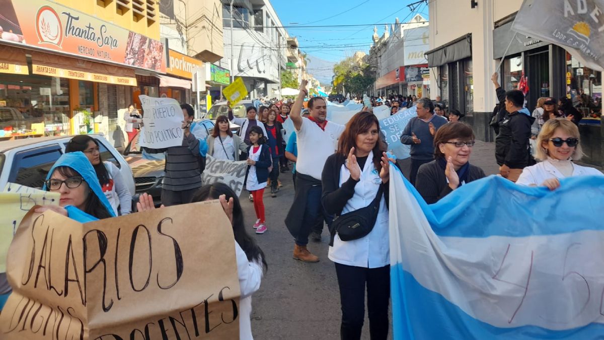 Marcha de docentes en San Salvador de Jujuy