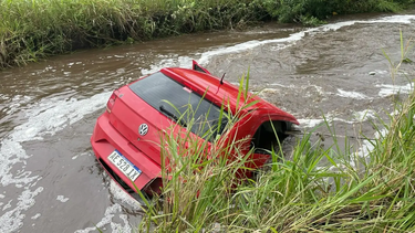 Trágico accidente en Tucumán al caerse un auto a un canal