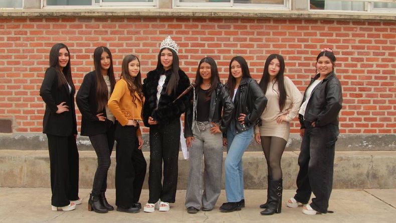 FNE 2026: el Colegio Secundario N°35 “Los Alisos” presentó asus candidatas