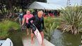 Un atleta de 95 años sigue practicando esquí acuático y fue reconocido por el Récord Guinness.