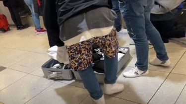 Ezeiza: para no pagar exceso de equipaje se puso la ropa que llevaba en la valija.&nbsp;