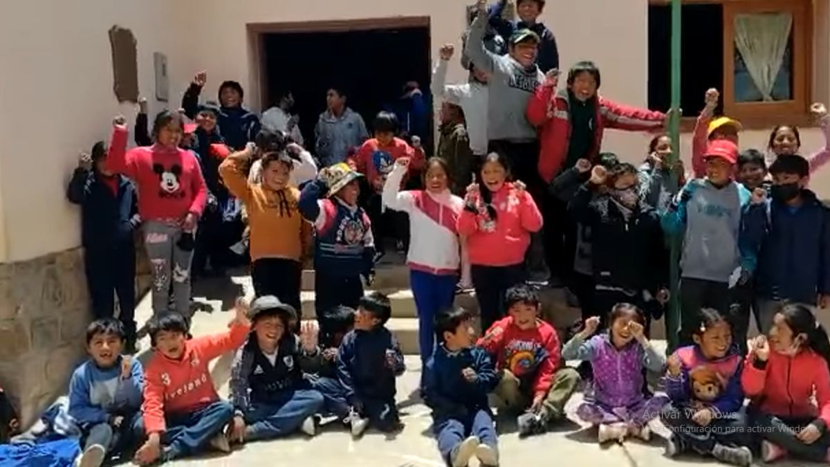 Alumnos de Pumahuasi solicitan camisetas de la Selección.