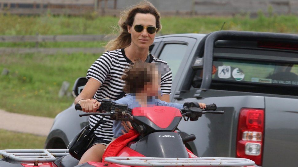 Lara Bernasconi circuló en cuatriciclo sin casco con su hijo en plena ruta