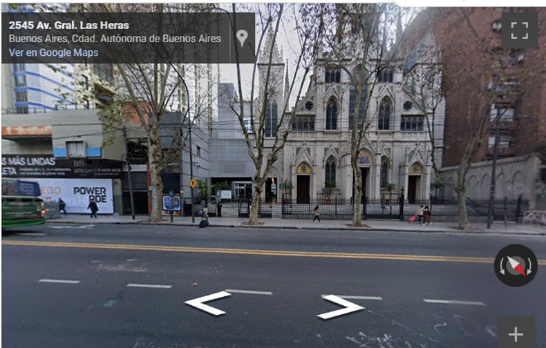 Momento en que los dos Papas dieron una misa juntos. Ubicada sobre la avenida Las Heras al 2500, en pleno barrio de Recoleta, la Parroquia de San Agustín es una de las iglesias más llamativas de Buenos Aires. Su estilo neogótico, con vitrales coloridos y torres que apuntan al cielo, la convierte en un edificio imposible de ignorar para quienes pasan por allí.