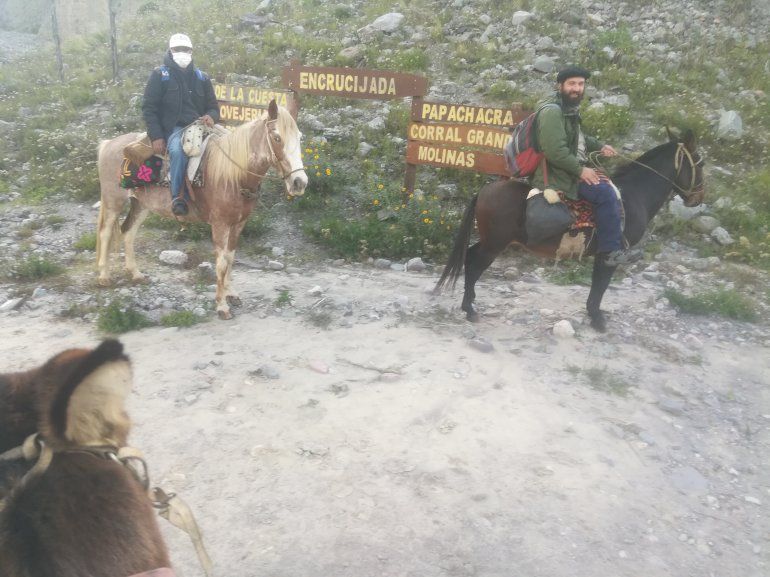 Atravesaron caminos muy peligrosos a caballo para poder atender a todos los pobladores y a sus animales. 