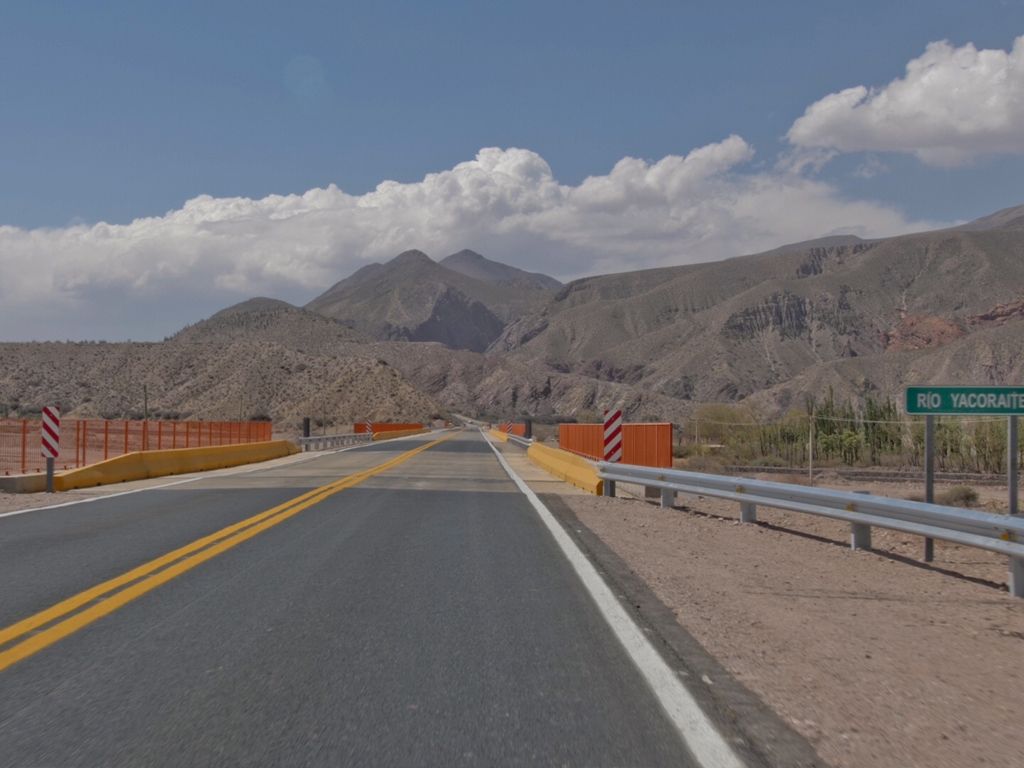 Puente sobre el río Yacoraite