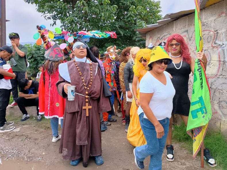 Comenzó el desentierro del carnaval de flores