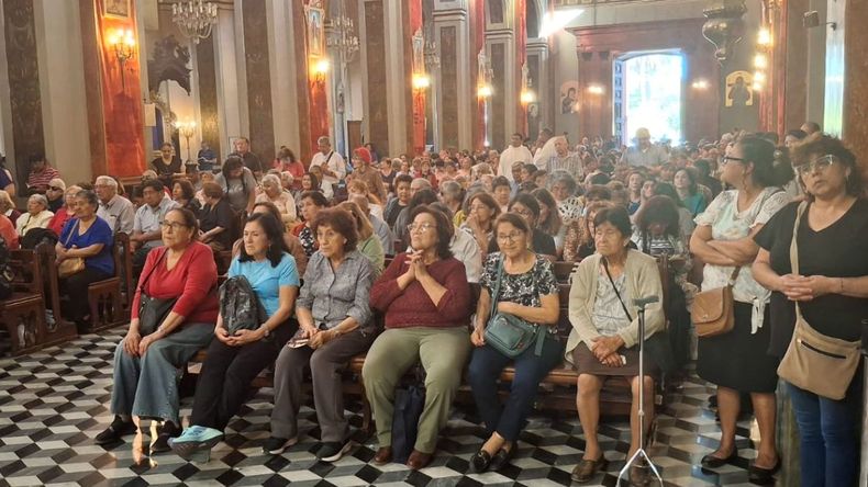 Multitudinaria peregrinación por el Señor y la Virgen del Milagro en Salta