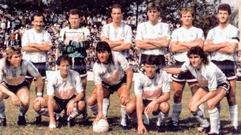 Gustavo Alfaro, el primero de la derecha, en Atlético Rafaela