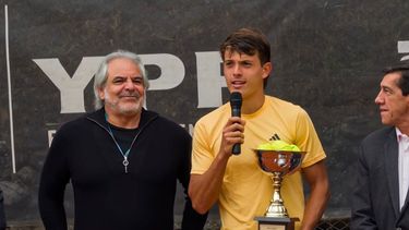Horacio Alderete con el ganador del torneo