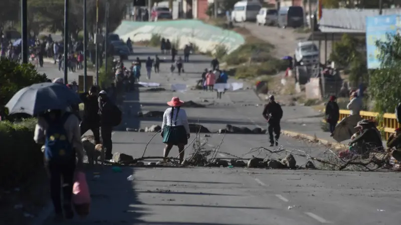 Bolivia registra 70 puntos de bloqueo activos este miércoles, con La Paz como el departamento más afectado y rutas claves interrumpidas.