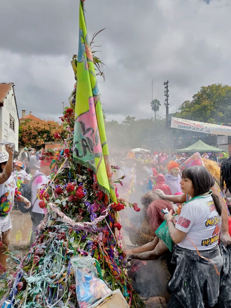 Comenzó el desentierro del carnaval de flores