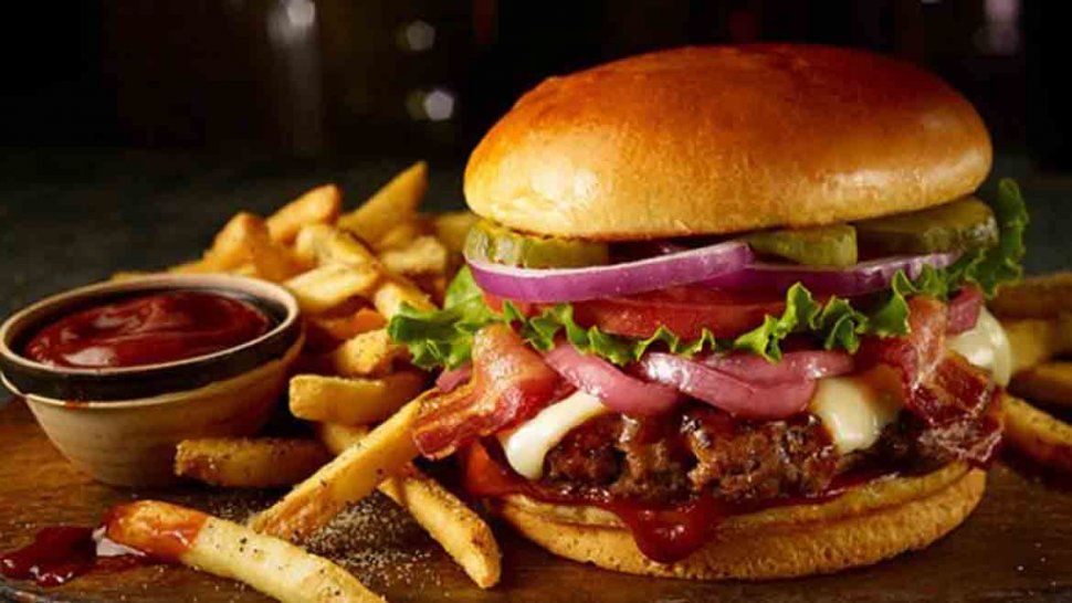 Mujer pide el divorcio a su marido porque olvidó llevarle una hamburguesa