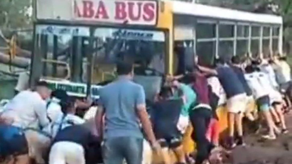 HakaBondi: Un equipo de rugby le hizo un scrum a un micro para sacarlo del barro