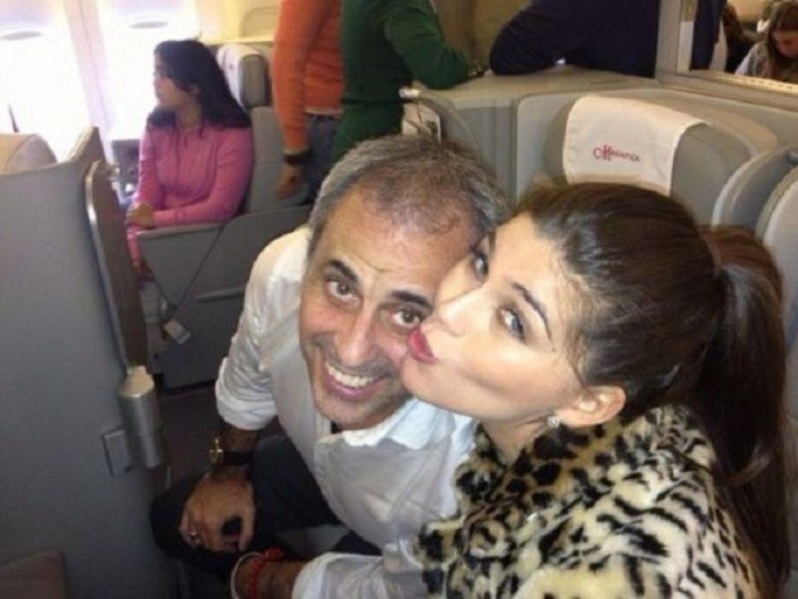 Rial y Loly en el avión
