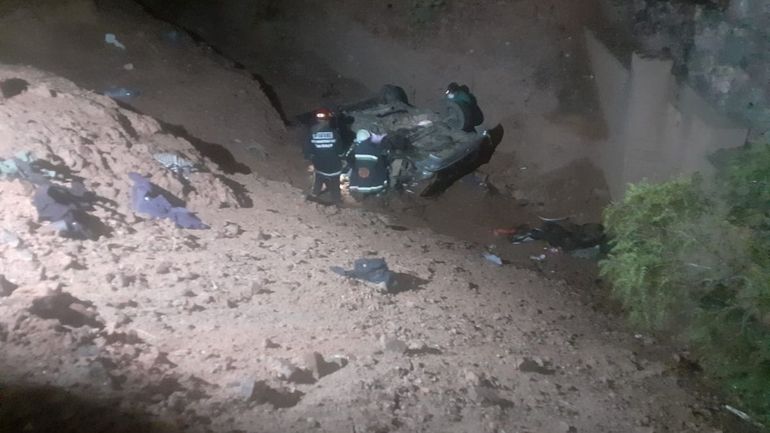 Un auto terminó en un barranco 