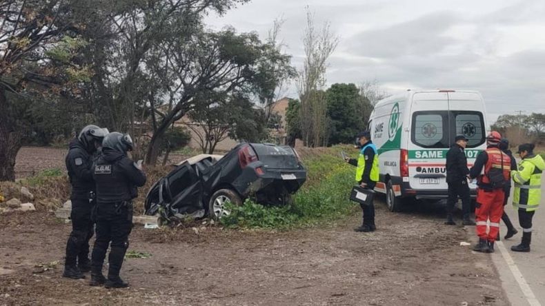 Grave accidenteen Perico: una camioneta cayó a un canal&nbsp;