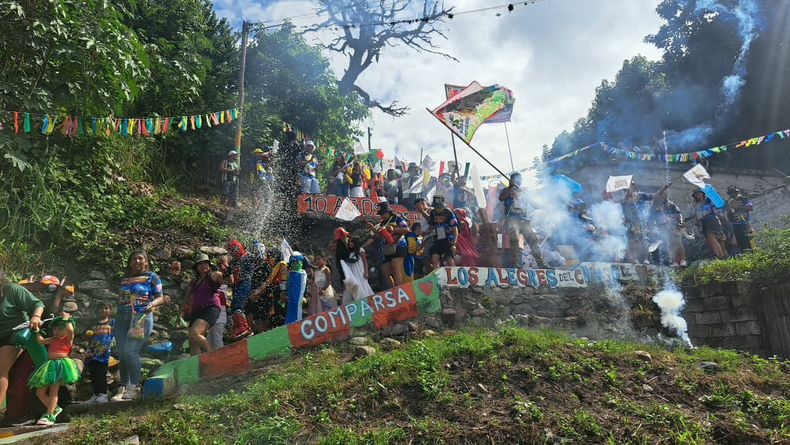 La bajada se realiza por la escalera del barrio, que es especialmente acondicionada para la ocasión. Luces, banderines, colores y música convierten ese espacio cotidiano en el corazón del carnaval