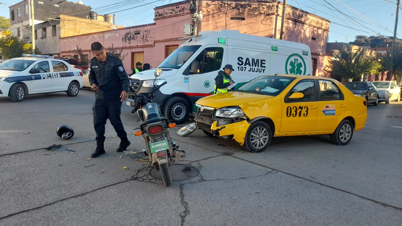 Choque en barrio Gorriti y tensión entre familiares de un motociclista y un remisero