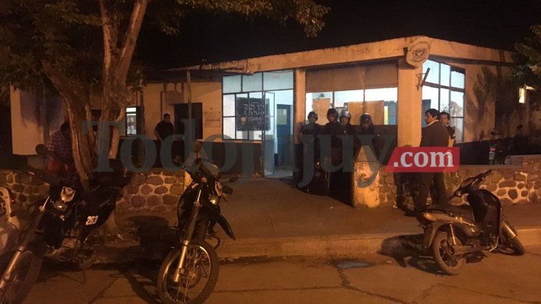 Intento de motín en la Seccional 6ta: detenidos quemaron colchones