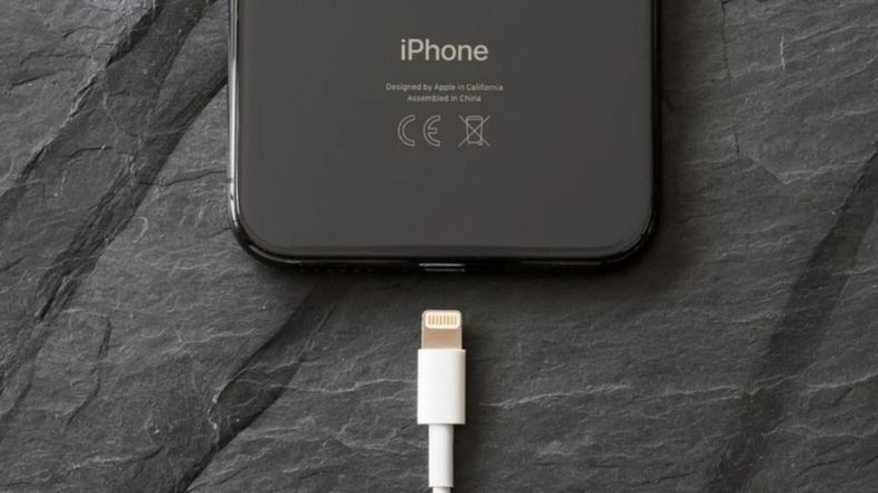 Apple está en problemas por no incluir cargadores en la caja de los iPhones.&nbsp;