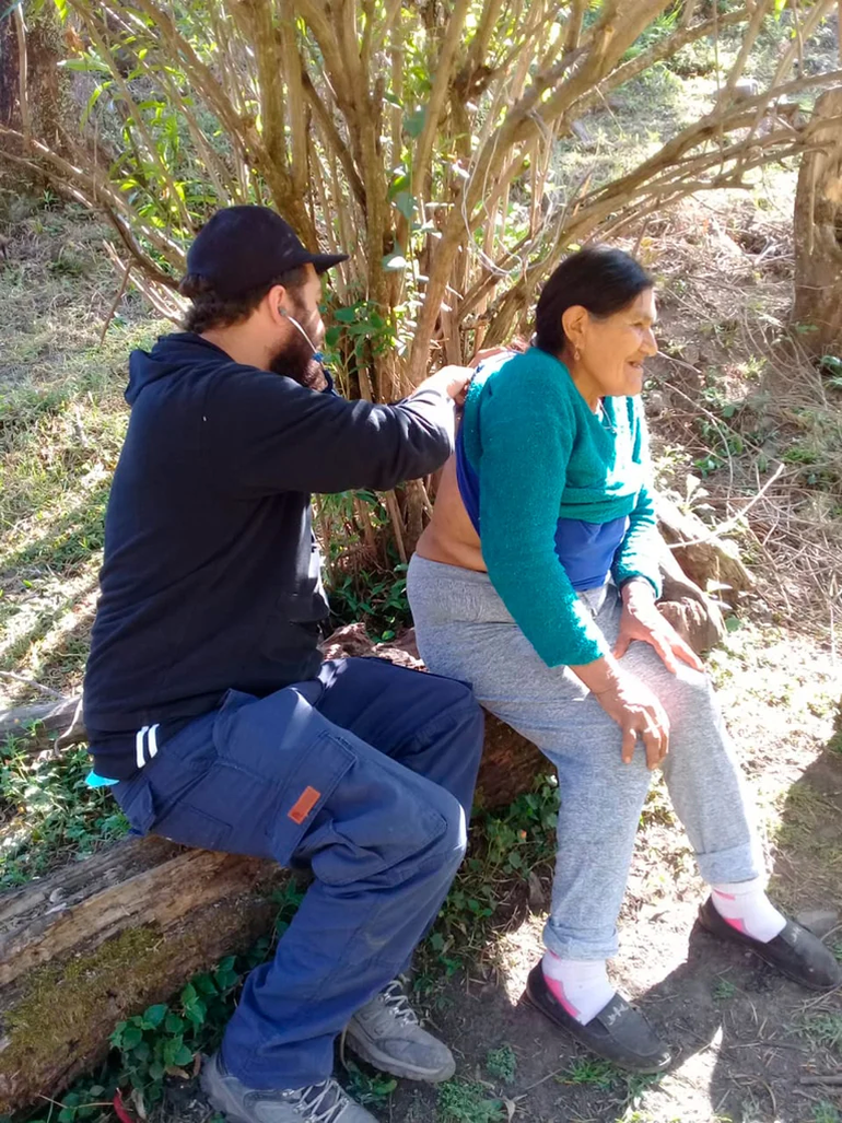 Un médico jujeño recorre lugares de Jujuy para atender a personas que viven en zonas.