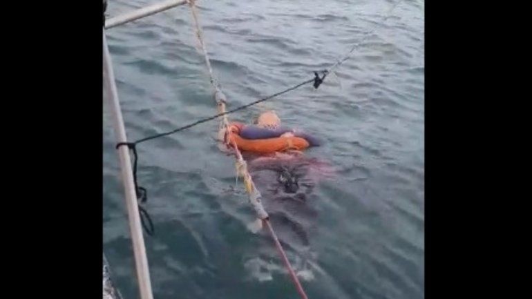 Encontraron viva y flotando en el mar a una mujer&nbsp;
