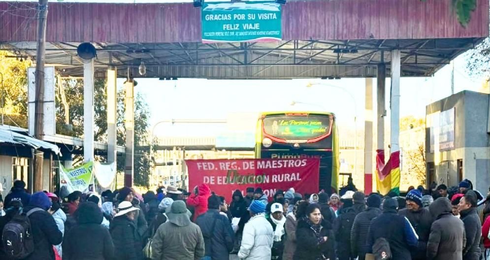 Corte en el paso fronterizo La Quiaca - Villazón - El reclamo forma parte de una protesta nacional por la falta de combustible, la calidad de la gasolina y otras exigencias al gobierno de Rodrigo Paz.