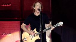Stevie Young, guitarrista de AC/DC, internado en Buenos Aires.