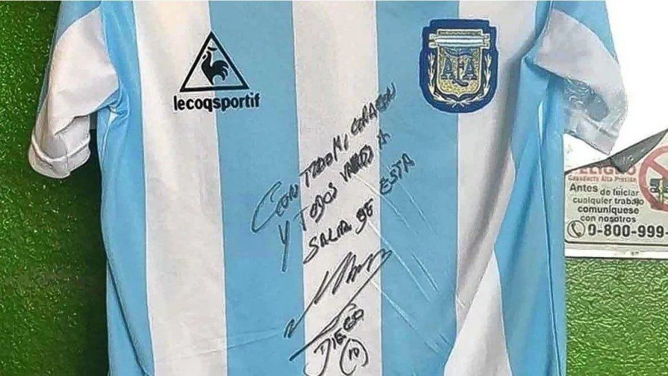 Danza de millones: subastan camisetas firmadas por Maradona
