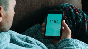 Es importante que los jóvenes aprendan a manejar el FOMO.