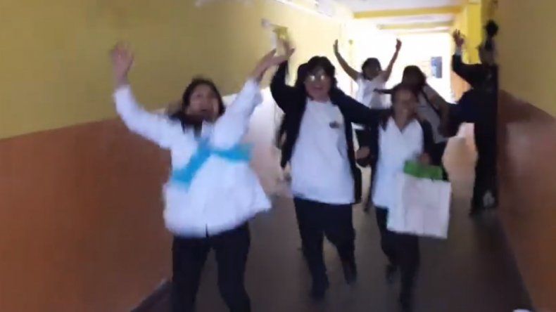 Los profes  también festejan el final de las clases, el nuevo video que la rompe en las redes