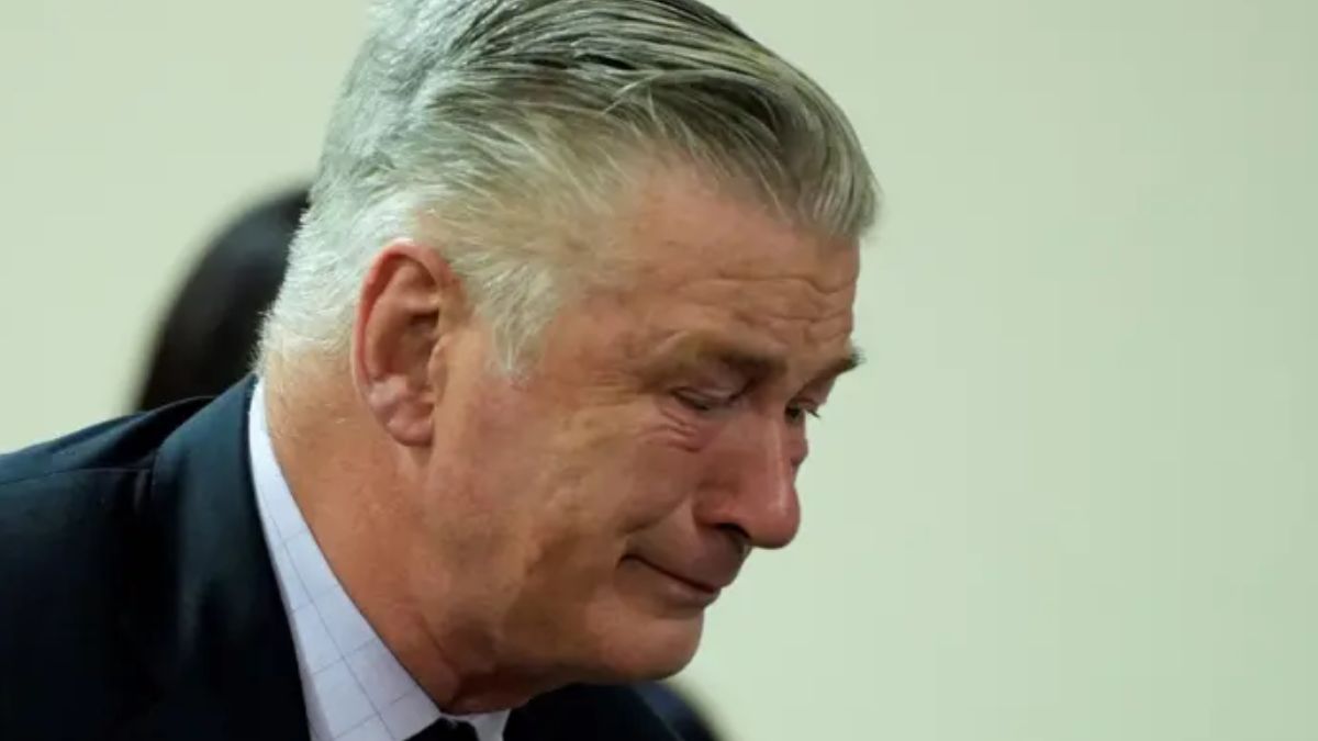 Alec Baldwin rompe en llanto al anularse el juicio por el tiroteo de Rust