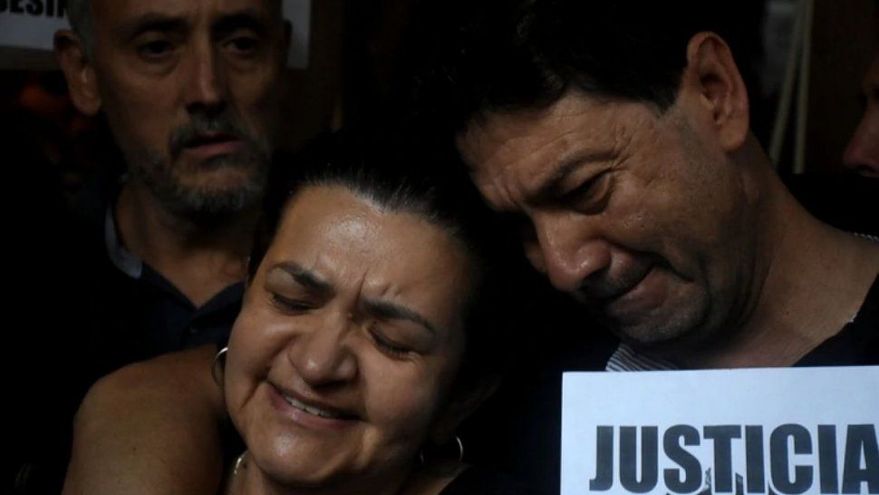 Los padres de Fernando B&aacute;ez Sosa, en una marcha pidiendo justicia por la muerte de su hijo.&nbsp;