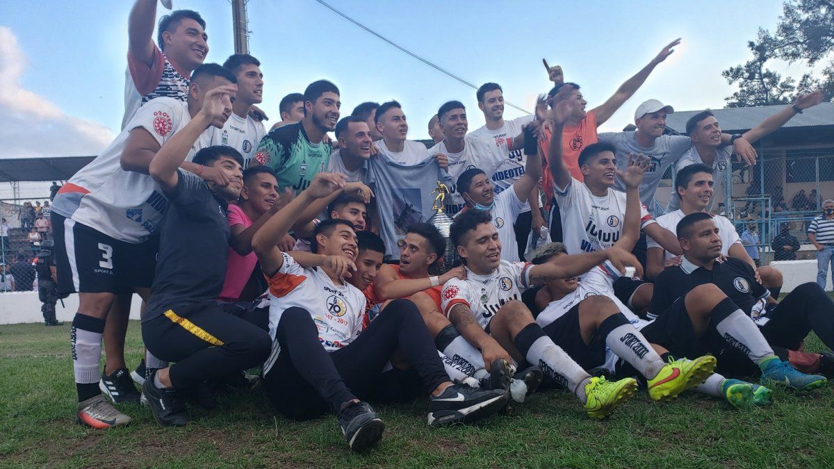 El festejo de Altos Hornos Zapla al consagrarse campeón de la Liga Jujeña de Fútbol (Foto Altos Hornos Zapla - Facebook)