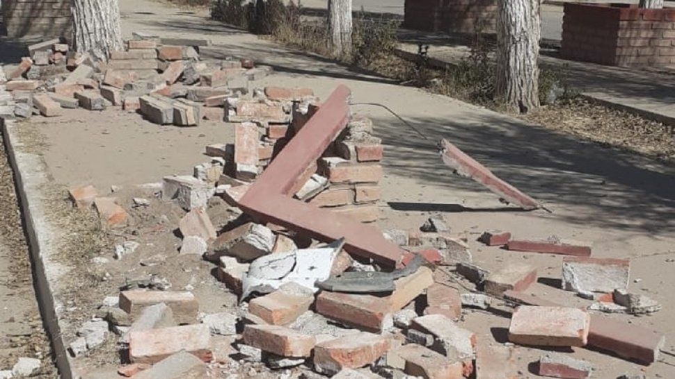 Jujeño chocó y destruyó 2 canteros.