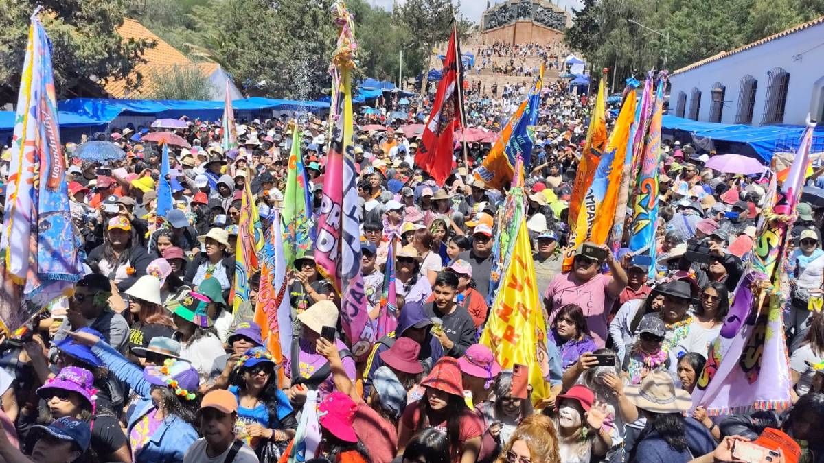 Bendiciones de banderas y comparsas en Humahuaca