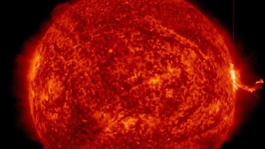 El Observatorio de Dinámica Solar de la NASA capturó esta imagen de una erupción, el 13 de mayo de 2025, que aparece como un destello brillante en el extremo derecho. NASA / SDO