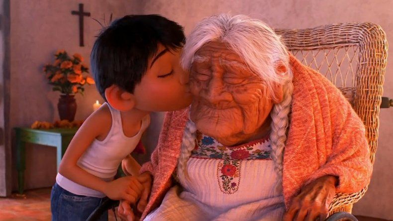 ¡Hasta las lágrimas! Recreó junto a su abuela una escena de la película Coco