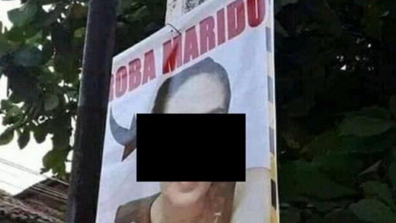 Escracharon a una roba maridos con una amenaza en un banner