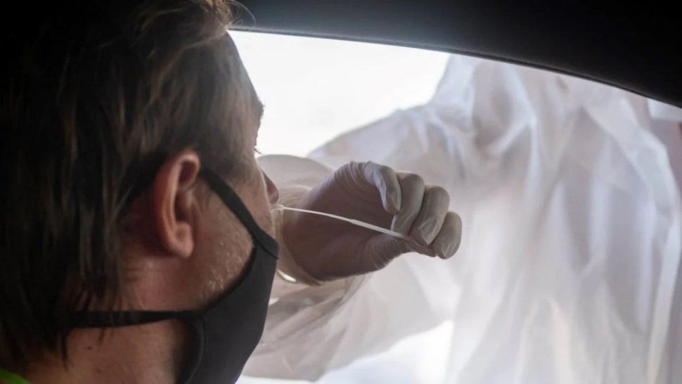 Un hombre este testado por coronavirus. /Foto: Ignacio Blanco - Los Andes