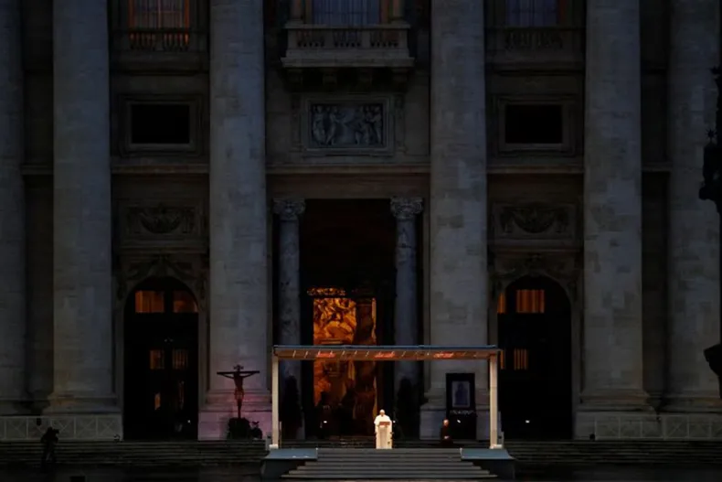 Durante los confinamientos de la pandemia del Coronavirus, el Papa Francisco dio una inusual bendición Urbi et Orbi en una Plaza de San Pedro