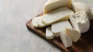 ANMAT prohíbe la venta de un queso cremoso por falta de controles sanitarios ¿Cuál es?