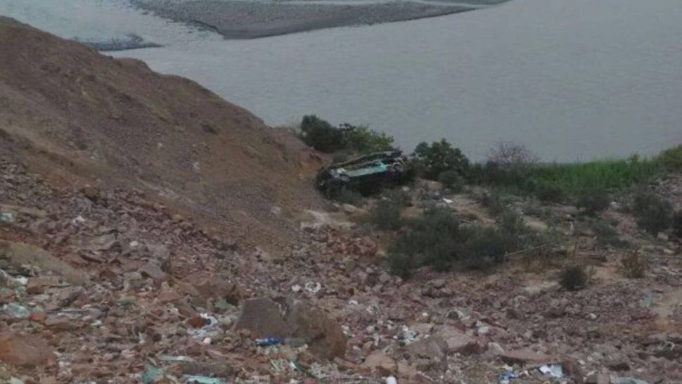 Perú: un colectivo cayó al abismo y hay al menos 44 muertos