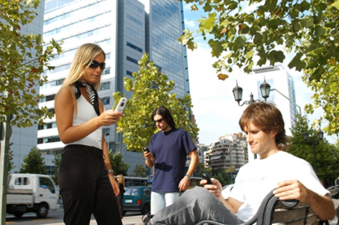 gente con celulares
