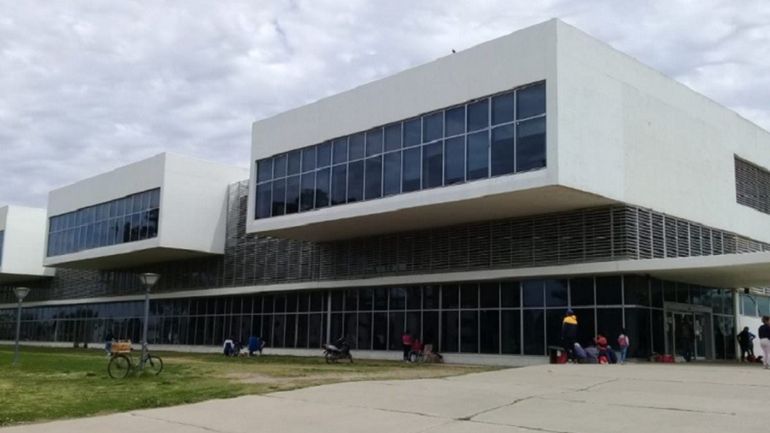 Ambos pacientes se encuentran internados en el Hospital Iturraspe: uno en terapia intensiva y otro en sala general. 