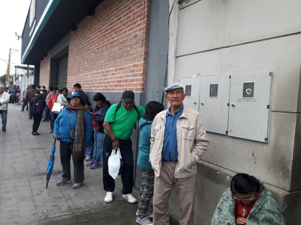 Largas filas en el banco