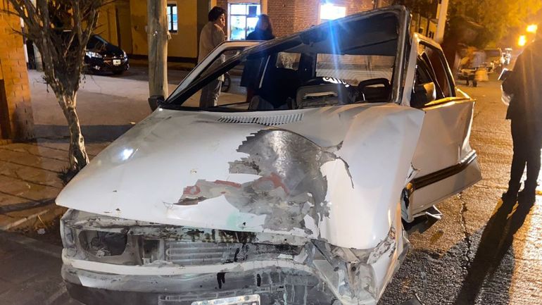 Una mujer que viajaba con tres menores se quedó sin frenos y chocó contra un poste.