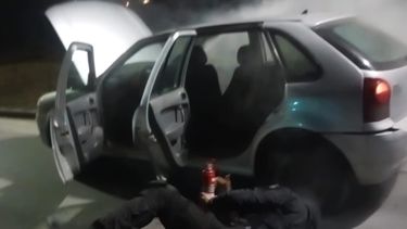 Policías salvaron a un hombre inconsciente de un auto en llamas en San Lorenzo.